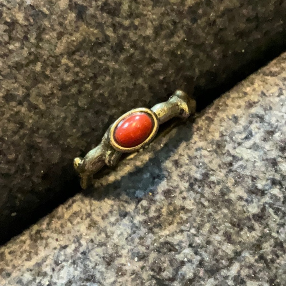 Radiant dark red/brownish Ring with 5 Islashed around ring